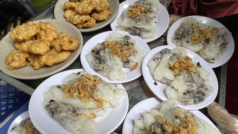 Banh cuốn chả mực hấp dẫn với hương thơm của chả mực, h&agrave;nh phi h&ograve;a quyện
